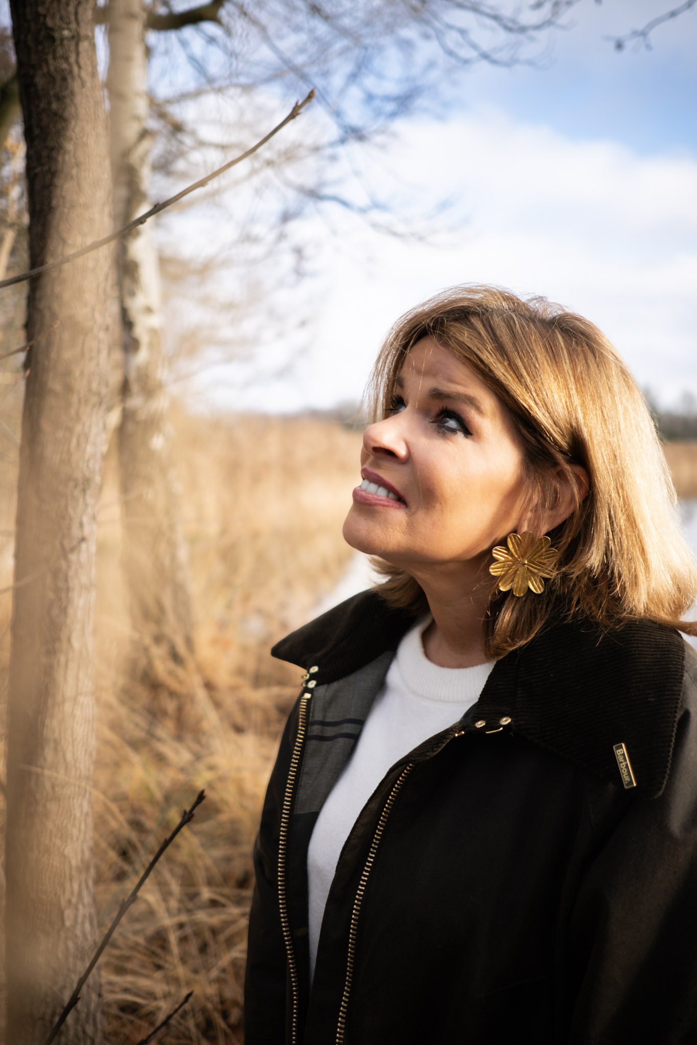 Katrien in een bos met een coole jas