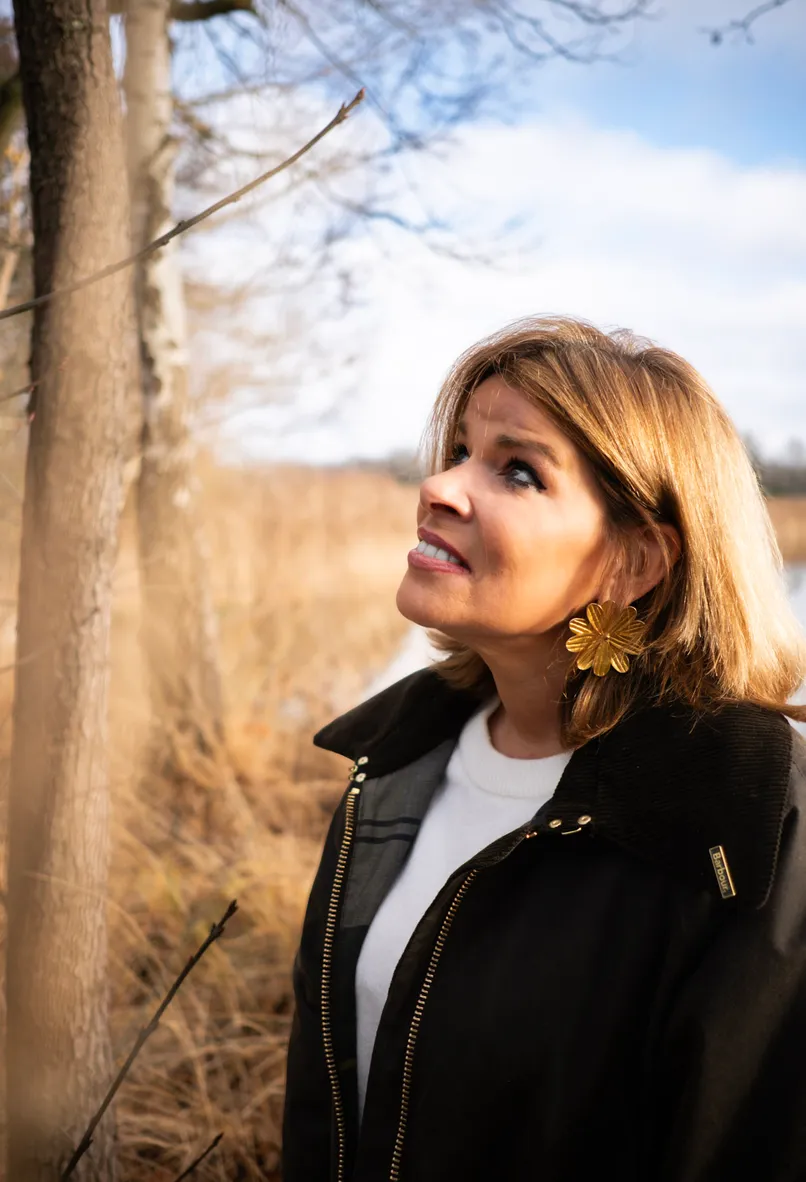 Katrien in een bos met een coole jas