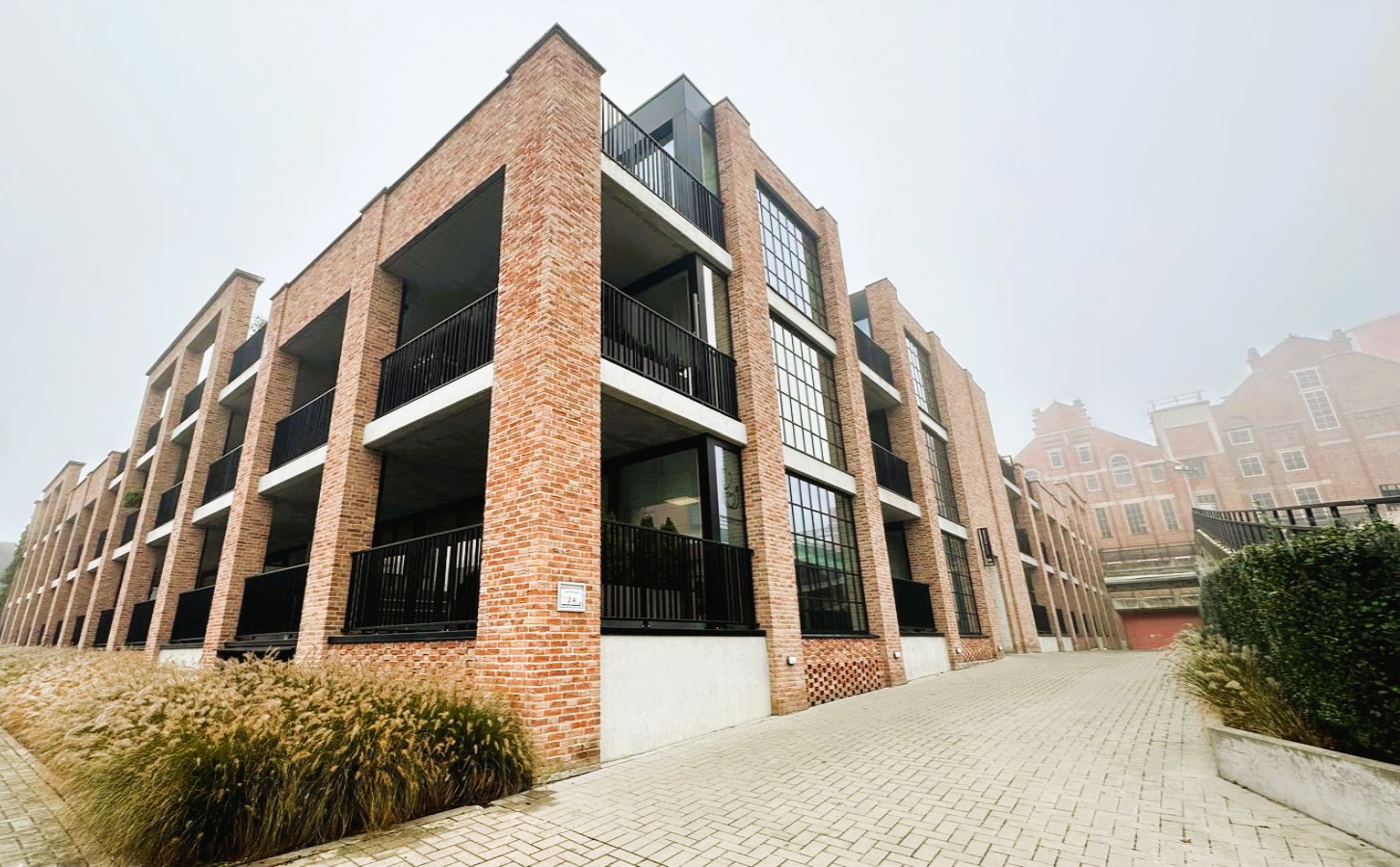 Voorkant groot modern apartementsgebouw