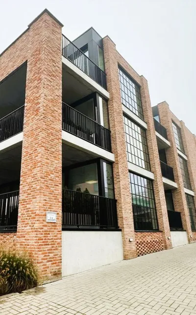 Voorkant groot modern apartementsgebouw